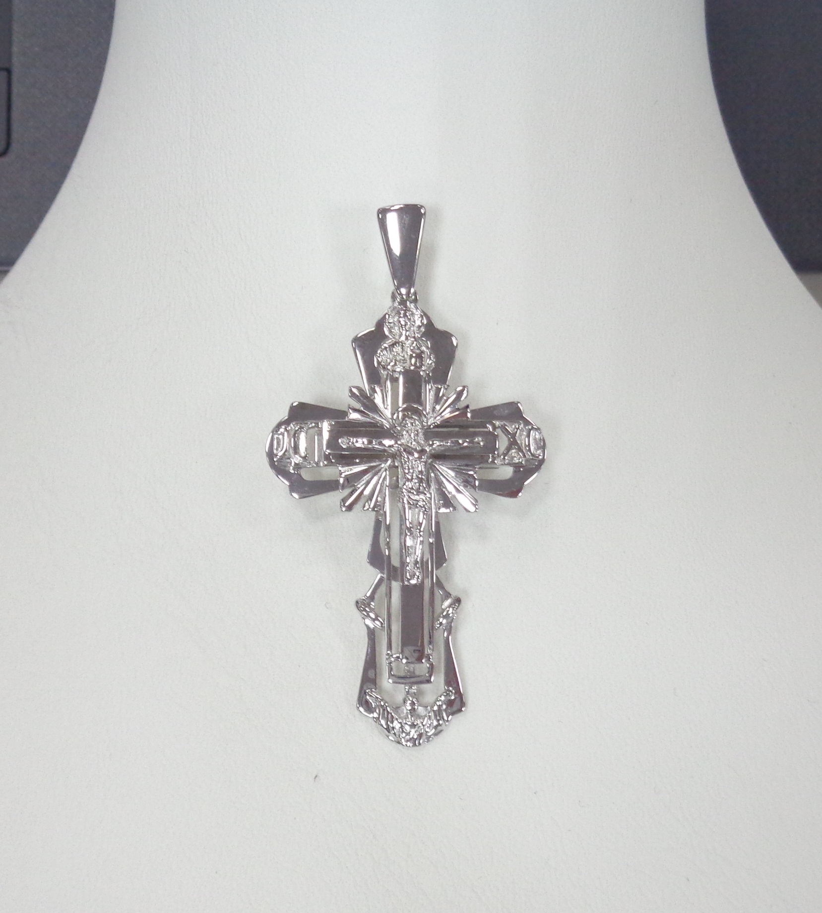 Подвеска-крест из белого золота